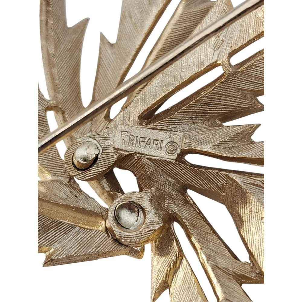 Vintage signed Crown‎ Trifari gold tone jagged leaf leaves brooch pin